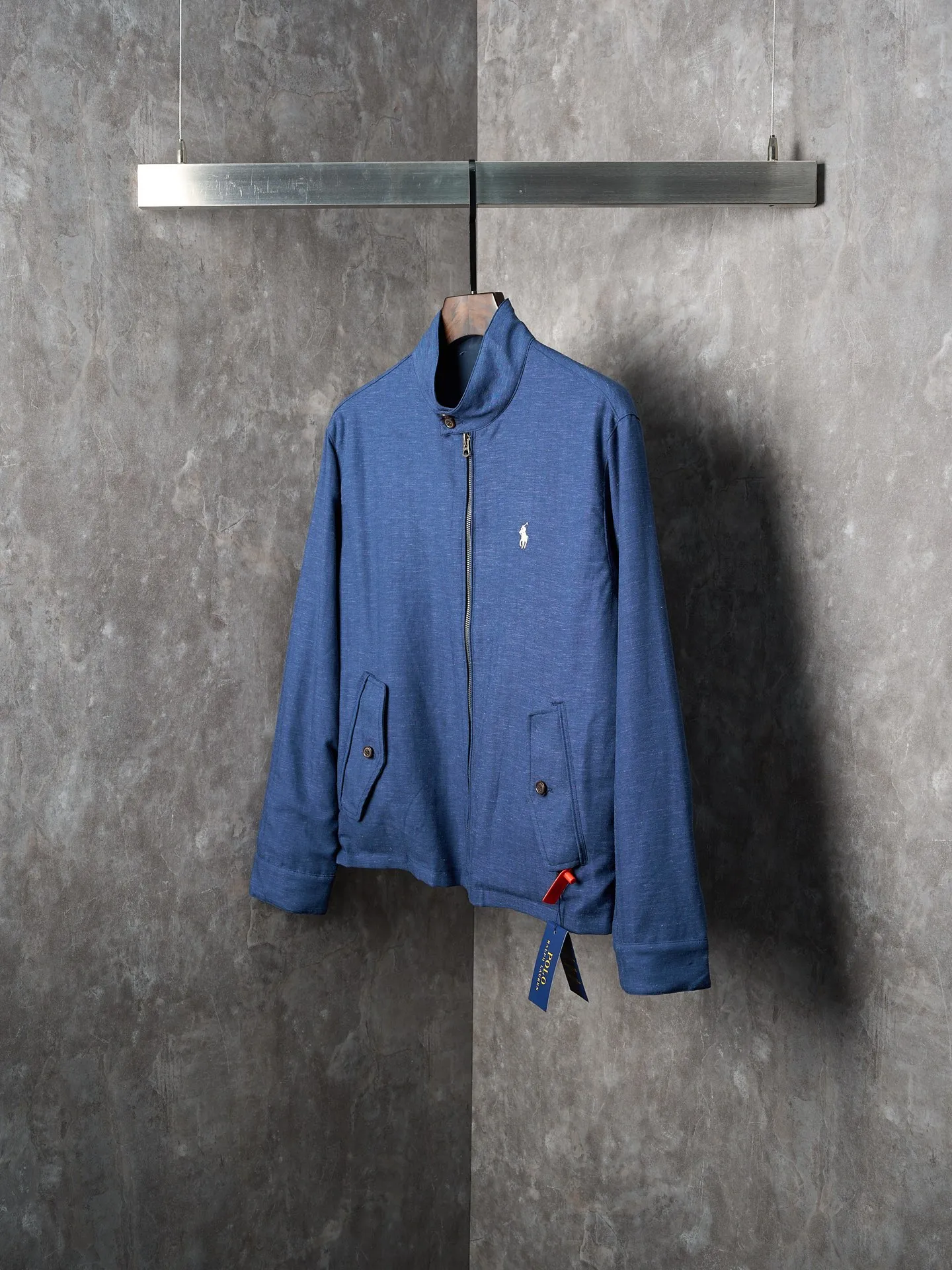 P590 Actual auction] Ralph Lauren/Ralph Lauren Pony logo embroidered reversible jacket [Ready stock] S M L Like the pocket watch gear of an old-school gentleman. The other side is made of matte moiré taffeta, which brings a sense of relaxation. Casual and casual gene. Exquisite pony logo embellishes it. It is highly recognizable. The classic stand-up collar is closed with three hidden buckle tabs. Simplicity controls complexity. The design philosophy hidden in the details. Double-sided style. Hide old money and relaxation in one garment. Imported machine embroidery technology is used. Advanced computer control system and precise mechanical components are used to realize the iconic pony embroidery operation. High precision. Smooth and delicate lines. Template machine bag opening. Preset templates guide the position, shape and size of the bag. Accuracy ensures the quality of the bag opening effect. Ergonomic three-dimensional tailoring. Return to traditional craftsmanship. Through segmentation, folding, shrinking and stretching techniques. The so-called slow work produces fine work, which is respect for the material. The pursuit of feel. The workmanship is complex and tedious. Slow aging and high loss. The fabrics have been washed and have a better hand feel. Not easy to deform and not easy to shrink. Not easy to fade, maintain long-term beauty, and fit well.
